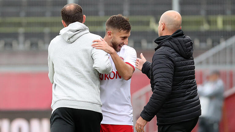Dank der Trainer: Dominik Meisel nach seiner Auswechslung mit Kickers-Trainer Marco Wildersinn (links) und dessen Assistent Dominik Lang. Dank der Trainer: Dominik Meisel nach seiner Auswechslung mit Kickers-Trainer Marco Wildersinn (links) und dessen Assistent Dominik Lang.