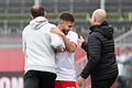 Dank der Trainer: Dominik Meisel nach seiner Auswechslung mit Kickers-Trainer Marco Wildersinn (links) und dessen Assistent Dominik Lang.
