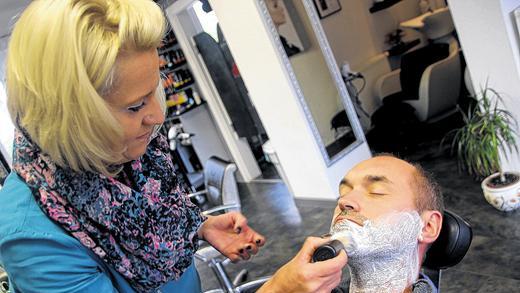 Schön viel Schaum: Silke Bimmerlein seift Ralf Dieters Dreitagebart kräftig ein. Schön viel Schaum: Silke Bimmerlein seift Ralf Dieters Dreitagebart kräftig ein.