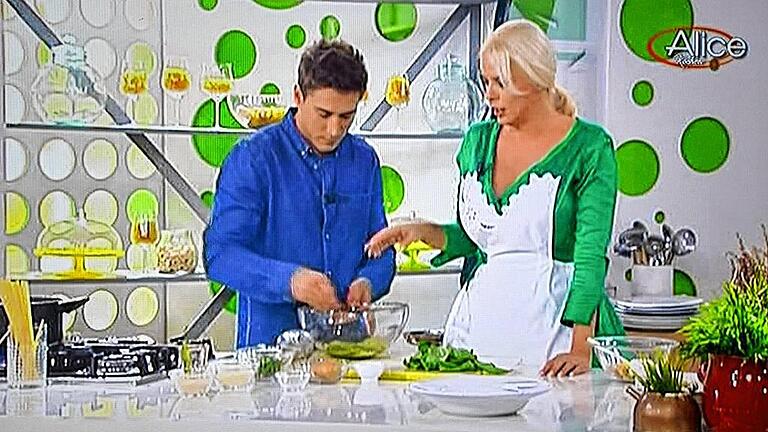 Deutsch-italienisches Kochduo: Die aus Kitzingen stammende Ela Weber mit Mattia Poggi in der Kochshow des Senders „Alice kochen“. Deutsch-italienisches Kochduo: Die aus Kitzingen stammende Ela Weber mit Mattia Poggi in der Kochshow des Senders „Alice kochen“.