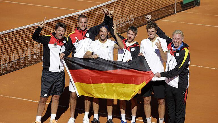 Davis-Cup-Auswahl - Die deutsche Davis-Cup-Auswahl bejubelt ihren 3:2-Sieg in Portugal. Davis-Cup-Auswahl - Die deutsche Davis-Cup-Auswahl bejubelt ihren 3:2-Sieg in Portugal.