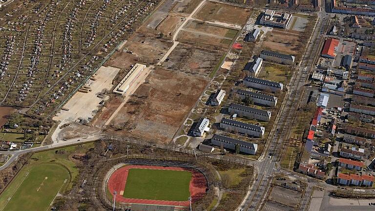 Luftbild der Ledward Kaserne in Schweinfurt. Im Vordergrund das Sachs-Stadion, rechts die Niederwerrner Straße. Das erste der großen Gebäude auf dem früheren Ledward-Gelände ist das Gebäude 210, in dem jetzt ukrainische Flüchtlinge untergebracht sind. Luftbild der Ledward Kaserne in Schweinfurt. Im Vordergrund das Sachs-Stadion, rechts die Niederwerrner Straße. Das erste der großen Gebäude auf dem früheren Ledward-Gelände ist das Gebäude 210, in dem jetzt ukrainische Flüchtlinge untergebracht sind.