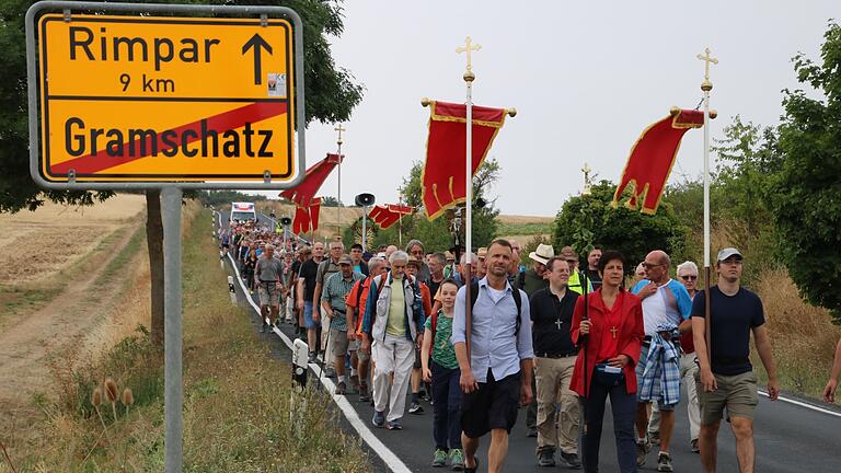 Am späten Samstagmorgen erreichte die Würzburger Kreuzbergwallfahrt bereits Gramschatz, wo die 319 Pilgerinnen und Pilger ihre erste Pause erwartete.