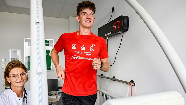 Gesundheitscheck am Laufband: Der 18-jährige Leichtathlet Lennart Rössler lässt sich regelmäßig von Dr. Karin Nentwich am Rhön-Klinikum in Bad Neustadt sportmedizinisch untersuchen.