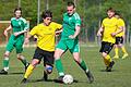 Jannis Thein (vorne links) vom TSV Eisingen versucht, Marvin Schäfer vom SV Kürnach (vorne rechts) den Ball abzujagen.
