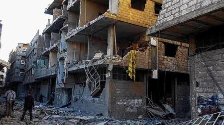 Damaskus unter Beschuss: Kämpfer der Freien Syrischen Armee in einem Vorort der syrischen Hauptstadt, der von Bomben getroffen wurde.