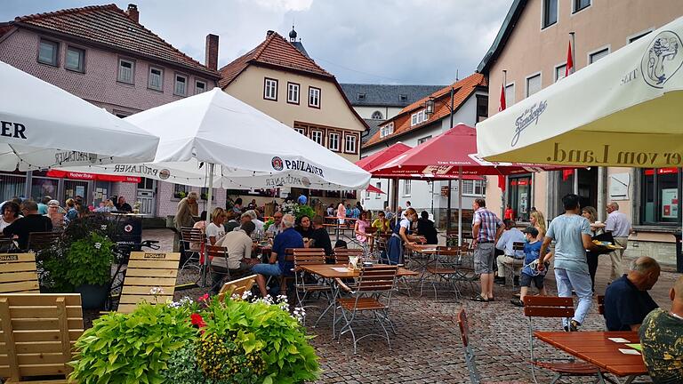 Um Bischofsheims Altstadt noch attraktiver zu gestalten, gibt es in diesem und im nächsten Jahr für Gewerbetreibende, Bürger oder Organisationen und Initiativen die Möglichkeit, über einen Projektfonds Maßnahmen finanzieren zu lassen. Bewerbungen sind beim Stadtmarketing Bischofsheim einzureichen. Um Bischofsheims Altstadt noch attraktiver zu gestalten, gibt es in diesem und im nächsten Jahr für Gewerbetreibende, Bürger oder Organisationen und Initiativen die Möglichkeit, über einen Projektfonds Maßnahmen finanzieren zu lassen. Bewerbungen sind beim Stadtmarketing Bischofsheim einzureichen.