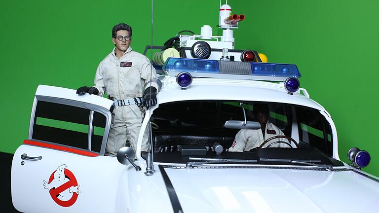 Auf dem Bild zu sehen ist eine Szene aus dem Ghostusters-Film, die vor einem Greenscreen gedreht wurde, damit später der Hintergrund per Computer animiert werden kann. Auf dem Bild zu sehen ist eine Szene aus dem Ghostusters-Film, die vor einem Greenscreen gedreht wurde, damit später der Hintergrund per Computer animiert werden kann.
