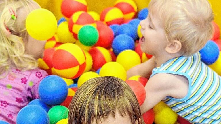 Städtische Betriebs-Kita Karlsruhe       -  Spielende Kinder sind längst nicht mehr überall willkommen im Urlaub.