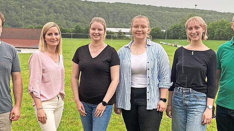 Neue Mitglieder im Vorstand von links nach rechts: amtierender Vorstand Johannes Hammerl, Schriftführerin Jule Simon, Beisitzer Pia Kaiser, Leonie Kraus, Charlotte Haase, Reinhold Schaupp       -  Neue Mitglieder im Vorstand von links nach rechts: amtierender Vorstand Johannes Hammerl, Schriftführerin Jule Simon, Beisitzer Pia Kaiser, Leonie Kraus, Charlotte Haase, Reinhold Schaupp