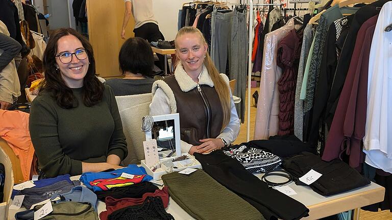 Larissa Eichner (links) und Lisa Scholz (rechts) verkaufen gemeinsam aussortierte Kleidung beim Ladiesflohmarkt in Dingolshausen. Larissa Eichner (links) und Lisa Scholz (rechts) verkaufen gemeinsam aussortierte Kleidung beim Ladiesflohmarkt in Dingolshausen.