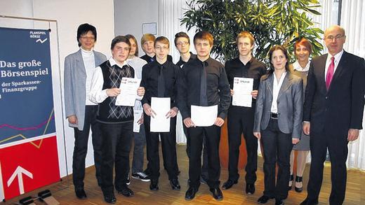 Doppelsieger beim Planspiel Börse: Die &ldquo;Moneyboys&ldquo; des Celtis Gymnasiums gewannen auf regionaler Ebene sowohl absolut als auch in der Kategorie &ldquo;Nachhaltigkeit&ldquo;. Auf unserem Foto präsentieren sich (v. links) die stellvertretende Schulleiterin Margit Schubert, die Spieler Maximilian Markert, Tilman Baer, Teamleiter Michael Ständecke, Benedikt Eusemann, Felix Meyer, Simon Distler, Andreas Gundermann, Lehrkraft Katja Gräbe, Sparkassen-Spielleiterin Kathrin Ackermann und Vorstandsvorsitzender Johannes Rieger.