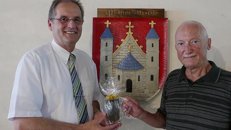 Staunend: Das Wohngebiet der Wolfgang-Nitsche-Straße hat sich in 17 Jahren gut entwickelt. Davon konnte sich Georg Nitsche, der Sohn des Namensgebers, bei seinem Besuch in Mellrichstadt überzeugen.. Fischer