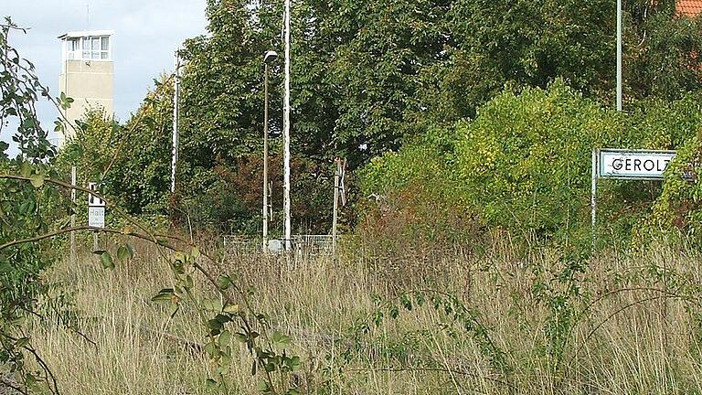 Nach den Vorstellungen der CSU könnte im Bereich des Bahnübergangs am ehemaligen Gerolzhöfer Bahnhof ein neuer Kreisverkehr gebaut werden, der für eine Entlastung der Kreuzung Frankenwinheimer-/Kolpingstraße sorgt.