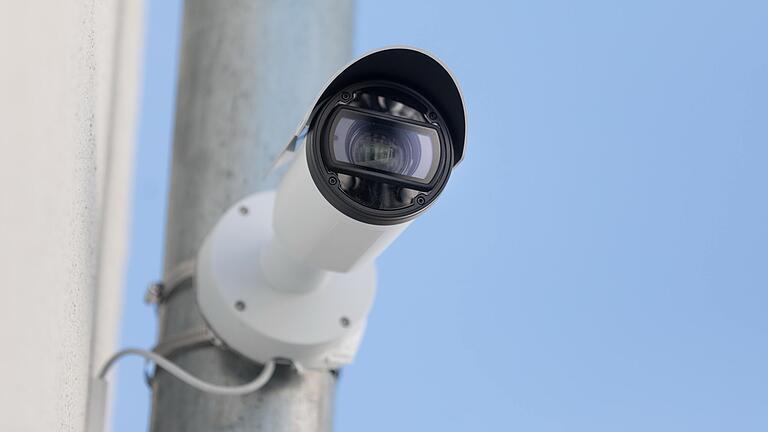 Der zentrale Omnibusbahnhof (ZOB) in Bad Neustadt wird nun videoüberwacht. Die Stadtverwaltung begründete den Schritt damit, dass in diesem Bereich immer wieder Vandalismus verübt worden sei.