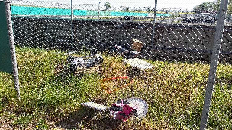 Samt Kinderwagen und Satellitenschüssel: Ein Unbekannter wirft regelmäßig Sperrmüll über den Zaun der Kartbahn in Gerolzhofen.