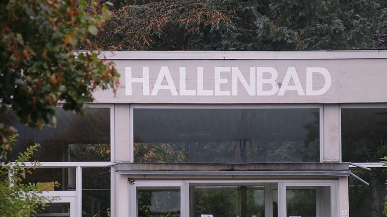 Weil die Stahlkonstruktion im Dach des Hallenbades von Rost angegriffen wird, bleibt das alte Hallenbad geschlossen - wahrscheinlich für immer.       -  Weil die Stahlkonstruktion im Dach des Hallenbades von Rost angegriffen wird, bleibt das alte Hallenbad geschlossen - wahrscheinlich für immer.