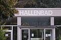 Weil die Stahlkonstruktion im Dach des Hallenbades von Rost angegriffen wird, bleibt das alte Hallenbad geschlossen - wahrscheinlich für immer.       -  Weil die Stahlkonstruktion im Dach des Hallenbades von Rost angegriffen wird, bleibt das alte Hallenbad geschlossen - wahrscheinlich für immer.