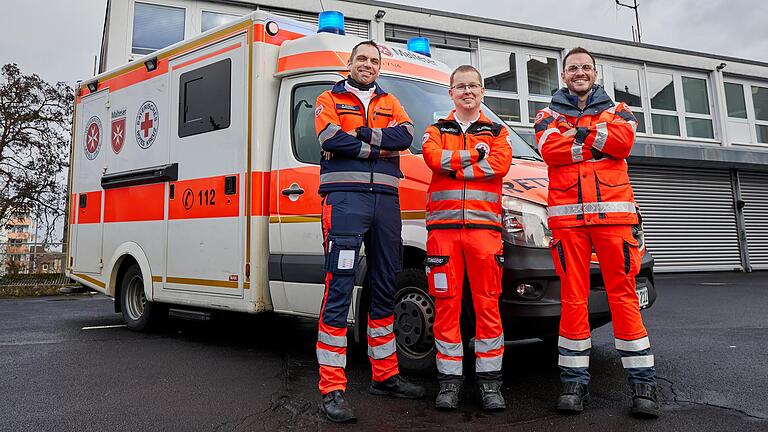 Der Umgang mit aggressiven Patienten oder Bürgern&nbsp; gehört für die Notfallsanitäter (v. l.)&nbsp; Manuel Schmitt (Malteser), Lukas Demling (Bayerisches Rotes Kreuz) und Jan Heilos (Johanniter) oft zum Alltag.