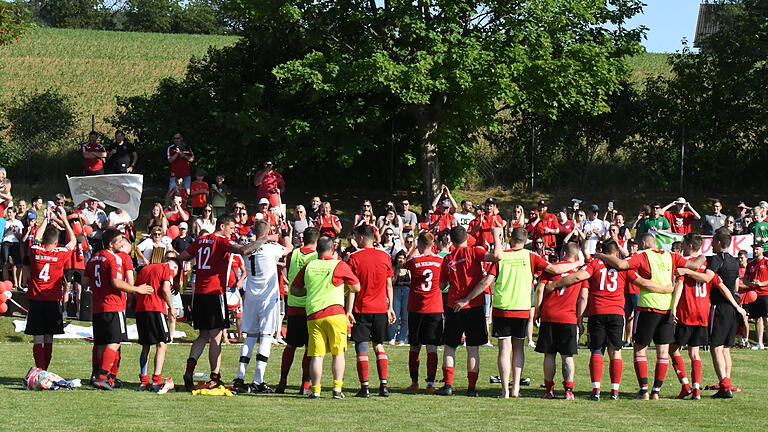 Rhöner Relegation - Trotz der 0:2-Niederlage gegen den FC WMP Lauertal II feierte die DJK Schlimpfhof eine erfolgreiche Saison und verabschiedete sich vom Publikum. Rhöner Relegation - Trotz der 0:2-Niederlage gegen den FC WMP Lauertal II feierte die DJK Schlimpfhof eine erfolgreiche Saison und verabschiedete sich vom Publikum.