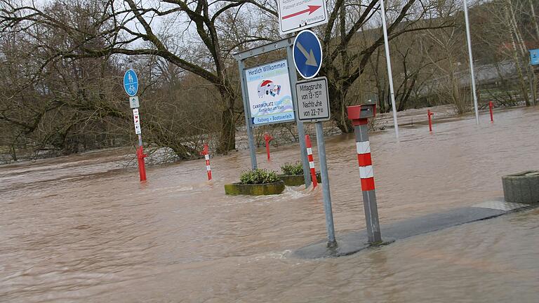 Das Hochwasser der Saale hat in Gemünden den Campingplatz auf der Saaleinsel teilweise überflutet.