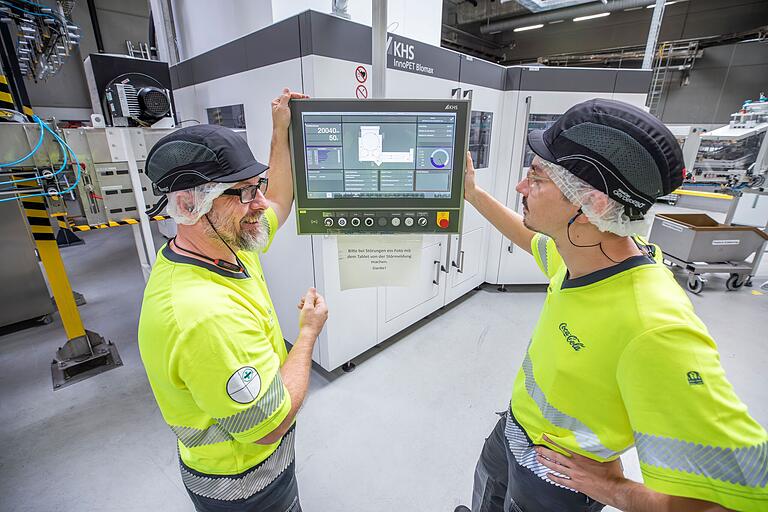 Ohne die beiden geht es nicht: Produktionsleiter Thomas Gutierrez (links) und Xaver Labonté, seit 1. Mai dieses Jahres neuer Betriebsleiter am Coca-Cola Standort in Knetzgau. Ohne die beiden geht es nicht: Produktionsleiter Thomas Gutierrez (links) und Xaver Labonté, seit 1. Mai dieses Jahres neuer Betriebsleiter am Coca-Cola Standort in Knetzgau.