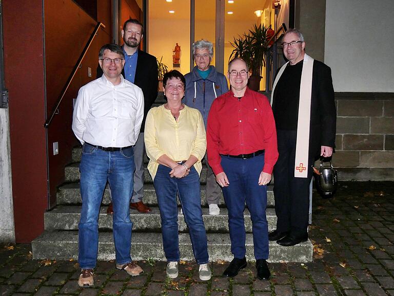 Bei der Segnung der neuen Photovoltaikanlage auf dem Pfarrheim. Von links: Robert Wild (Kirchenpfleger), Christof Gawronski (Umweltbeauftragter Diözese Würzburg), Ingrid Fischer (Kirchenverwaltung), Maria Lebender (Vorsitzende des Pfarrgemeinderats), Klaus Fischer (Kirchenverwaltung) und Pfarrer Helmut Rügamer.