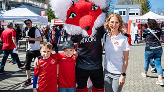Die Würzburger Kickers siegen mit Torspektakel gegen die SpVgg Hankofen-Hailing am Samstag 12.4.25 mit 5:1 in der AKON Arena in Würzburg.