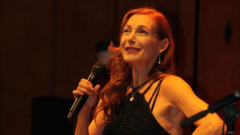 Ute Lemper, die Meisterin der Selbstinszenierung, auf der Bühne im Max-Littmann-Saal.  Foto: Susanne Will       -  Ute Lemper, die Meisterin der Selbstinszenierung, auf der Bühne im Max-Littmann-Saal.  Foto: Susanne Will