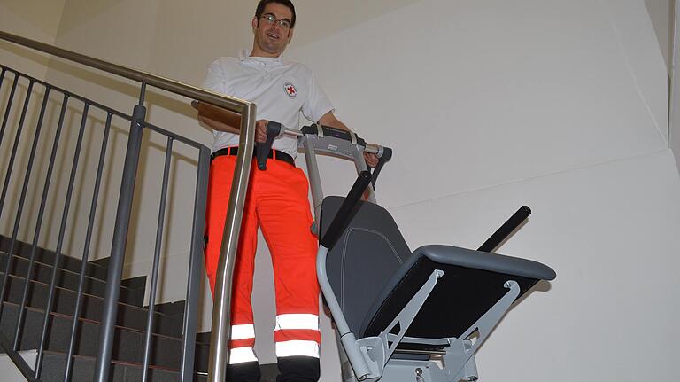 Stellvertretender BRK-Kreisgeschäftsführer Alexander Kretz führt vor, wie leicht man nun mit dem neuen Patientenstuhl Treppen erklimmen kann. Stellvertretender BRK-Kreisgeschäftsführer Alexander Kretz führt vor, wie leicht man nun mit dem neuen Patientenstuhl Treppen erklimmen kann.
