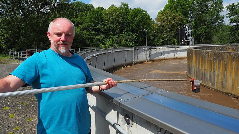 Klärwärter Marco Göbel muss das Verhältnis von Fremdwasser und Schmutzwasser in der Kläranlage in Eußenheim im Auge behalten. Klärwärter Marco Göbel muss das Verhältnis von Fremdwasser und Schmutzwasser in der Kläranlage in Eußenheim im Auge behalten.
