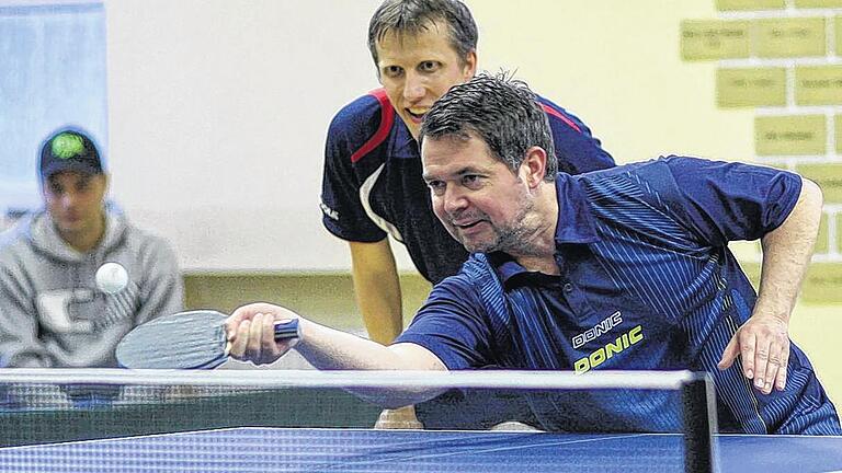 Hatten sichtlich ihren Spaß: Anlässlich des 150. Geburtstages des TSV Goßmannsdorf kamen die ehemaligen Tischtennis-Doppel-Weltmeister Jörg Roßkopf (hinten) und Steffen Fetzner zu einem Showkampf in die Haßberge und begeisterten die Zuschauer mit Spielwitz und Esprit. Hatten sichtlich ihren Spaß: Anlässlich des 150. Geburtstages des TSV Goßmannsdorf kamen die ehemaligen Tischtennis-Doppel-Weltmeister Jörg Roßkopf (hinten) und Steffen Fetzner zu einem Showkampf in die Haßberge und begeisterten die Zuschauer mit Spielwitz und Esprit.
