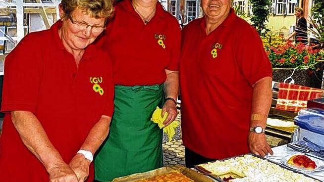 Blechweise: Kuchen war eine willkommene Stärkung zur Mittagszeit.