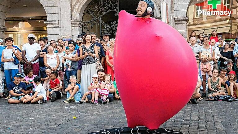 Ein Mann in einem übergroßen Luftballon bespaßte Jung und Alt.