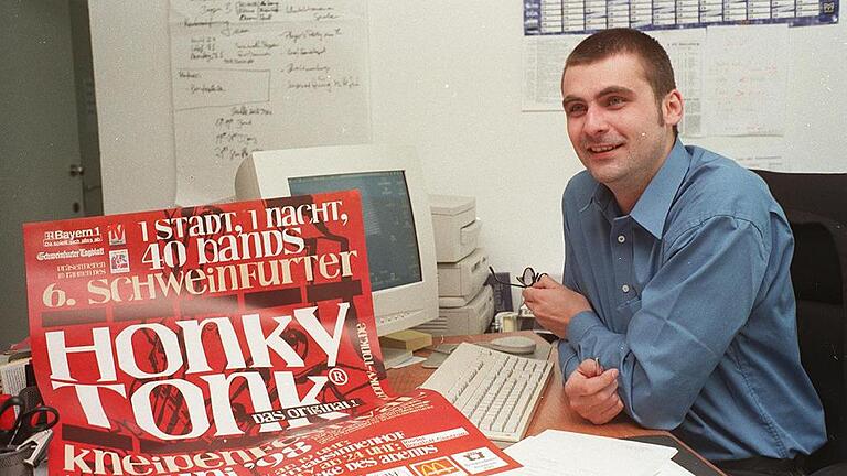 In jungen Jahren: Honky-Tonk-Macher Ralf Hofmann präsentiert 1998 das Plakat zum sechsten Honky Tonk in Schweinfurt.