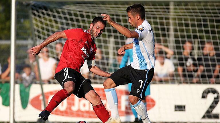 Fussball, BFV Verbandspokal, 1. Runde, TG Schweinfurt - TSV 1860 München       -  Stellt die gegnerischen Angreifer meist vor Probleme: Der erfahrene Turner-Defensivmann Ercan Öztürk (links), hier im Duell mit Stefan Lex vom TSV 1860 München.