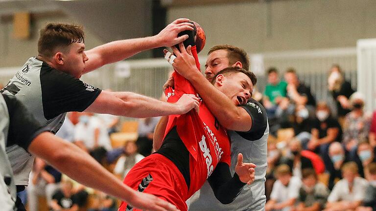 Ein derart zünftiges Zupacken (rechts hinten Waldbüttelbrunns Bastian Demel gegen Lohrs Spielertrainer Maximilian Schmitt) wie beim 24:24 wird es am Samstag nicht geben: Das Derby in der Handball-Bayernliga zwischen dem TSV Lohr und der DJK Waldbüttelbrunn wurde abgesagt. Ein derart zünftiges Zupacken (rechts hinten Waldbüttelbrunns Bastian Demel gegen Lohrs Spielertrainer Maximilian Schmitt) wie beim 24:24 wird es am Samstag nicht geben: Das Derby in der Handball-Bayernliga zwischen dem TSV Lohr und der DJK Waldbüttelbrunn wurde abgesagt.