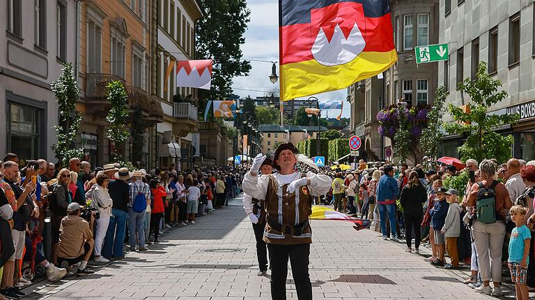 Viel zu sehen gab es auch 2023 beim Festumzug durch die Straßen von Bad Kissingen.