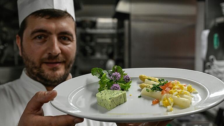 Der Koch im Gasthaus Bären, Enis Dautoski, präsentiert die Spargel-Brotzeit. Der Koch im Gasthaus Bären, Enis Dautoski, präsentiert die Spargel-Brotzeit.