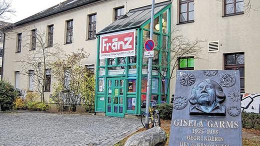 25 Jahre „Fränz“: Das Jugendhaus in der Franz-Schubert-Straße gibt es unter diesem Namen heuer seit 25 Jahren. An Gisela Garms, die Gründerin der Offenen Jugendarbeit und des Spielhauses an gleicher Stelle, erinnert seit 2010 eine Gedenktafel. 25 Jahre „Fränz“: Das Jugendhaus in der Franz-Schubert-Straße gibt es unter diesem Namen heuer seit 25 Jahren. An Gisela Garms, die Gründerin der Offenen Jugendarbeit und des Spielhauses an gleicher Stelle, erinnert seit 2010 eine Gedenktafel.