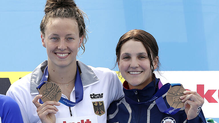 Freude pur: Die Drittplatzierten Leonie Beck (links) aus Würzburg und Hannah Moore aus den USA stehen mit ihrer Bronzemedaille auf dem Podium.&nbsp;