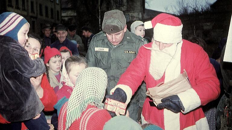 Auch die Dorfbevölkerung nahm regen Anteil am Besuch des „Ami-Nikolaus“, wie auf diesen um 1960 entstandenen Bild des Höchheimer Lehrers Werner Karl zu sehen ist. Etwa ab Mitte der 1960er Jahre wurde dieser schöne Brauch dann eingestellt.