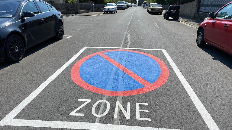 Mit diesen Markierungen auf den Hauptstraßen am Hochfeld wird auf die seit einigen Monaten geltende neue Parkraummarkierung hingewiesen. Am 26. Juli wird im Stadtrat das Ergebnis der Begehungen mit den Bürgern vorgestellt.