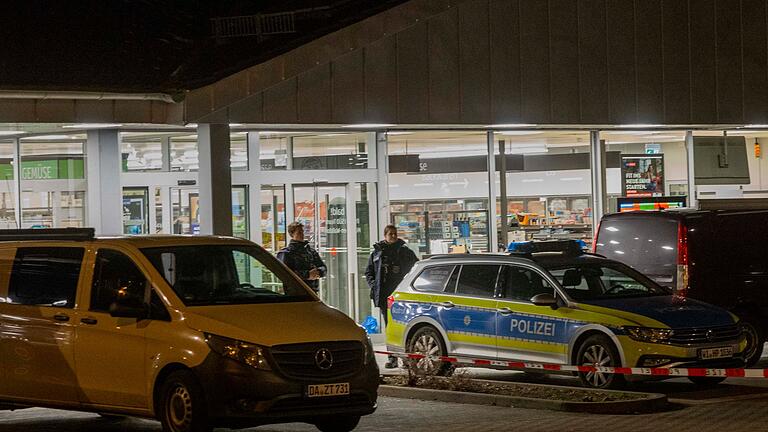 Angestellte in Supermarkt in Südhessen erschossen.jpeg       -  Einsatzkräfte der Polizei sichern den Supermarkt im hessischen Mörfelden.