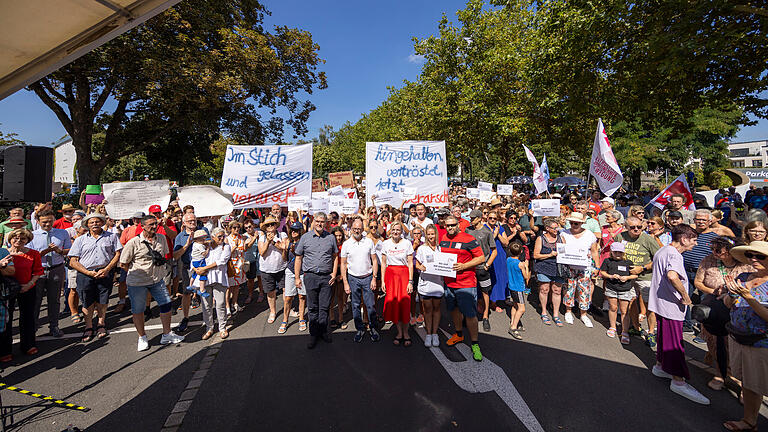 Grosse verdi-Kundgebung       -  15.08.2024, Grosse verdi-Kundgebung

Bild: Viele Menschen hielten Plakate bei der Kundgebung der Gewerkschaft ver.di, um gegen die Schließung des Krankenhauses St. Josef zu protestieren.