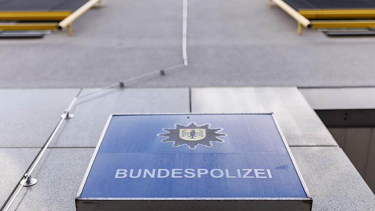 Bundespolizei - Symbolbild       -  Die Bundespolizei hat den mutmaßlichen Schleuser in Gewahrsam genommen. (Symbolbild)