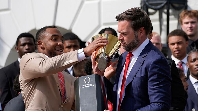 US-Präsident Trump empfängt College Football National Champions       -  JD Vance zerlegt Trophäe.