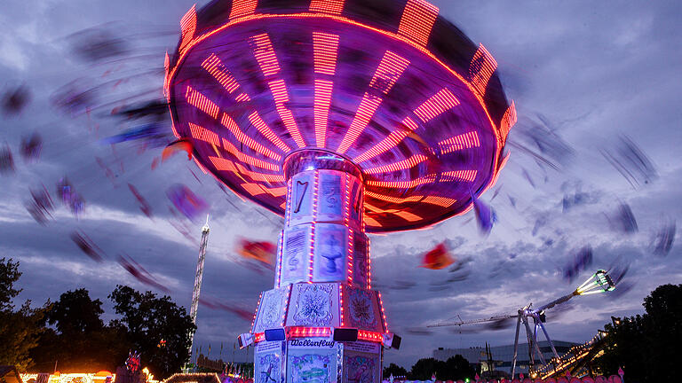 Ein Hingucker: Der Würzburger Wellenflieger auf dem Kiliani-Volksfest. Foto: Thomas Obermeier