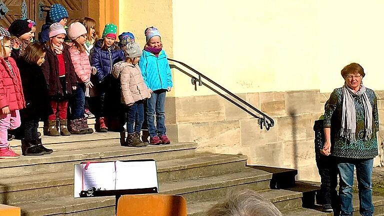 Der Spatzenchor des Gesangvereins unter Leitung von Marianne Markert (rechts) zeigte den Eltern bei einer offenen Chorprobe sein Können.