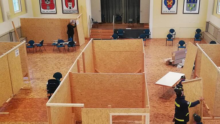 Mitarbeiter des Technischen Hilfswerks bauen die Beratungs- und Impfkabinen auf Fotos: Sigismund von Dobschütz - Mitarbeiter des Technischen Hilfswerks bauen die Beratungs- und Impfkabinen auf Fotos: Sigismund von Dobschütz Mitarbeiter des Technischen Hilfswerks bauen die Beratungs- und Impfkabinen auf Fotos: Sigismund von Dobschütz - Mitarbeiter des Technischen Hilfswerks bauen die Beratungs- und Impfkabinen auf Fotos: Sigismund von Dobschütz